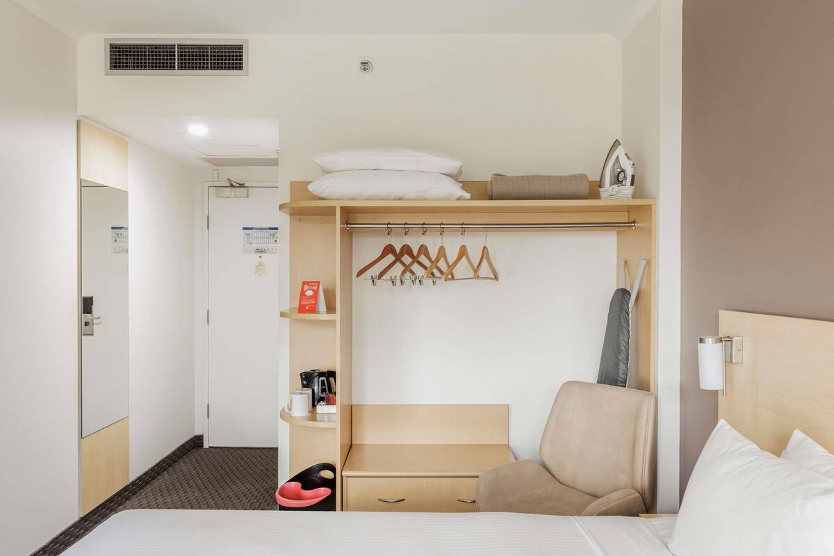 Standard Room, 1 Queen Bed | In-room safe, desk, laptop workspace, iron/ironing board