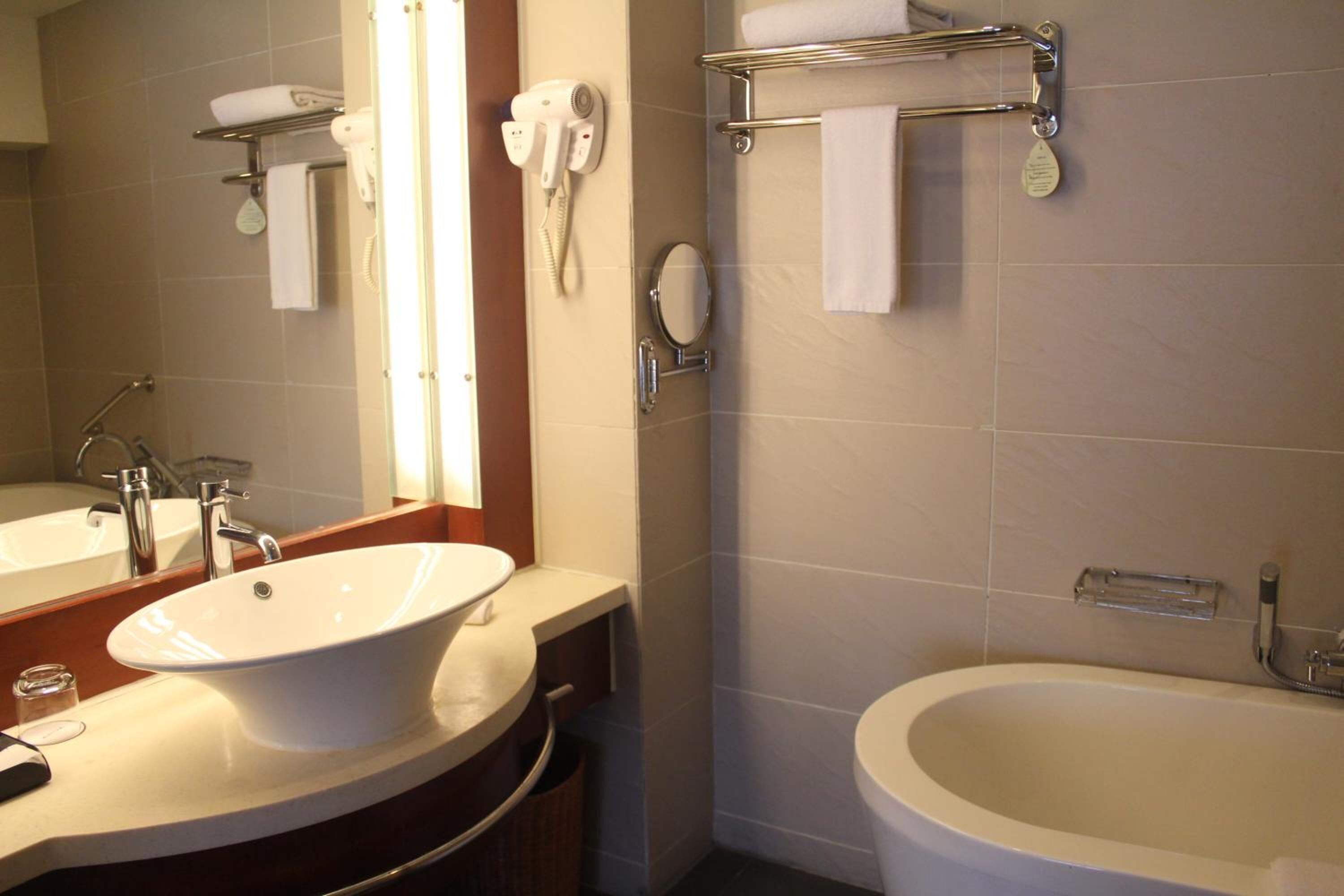 separate bathtub and shower, deep-soaking bathtub, rainfall showerhead