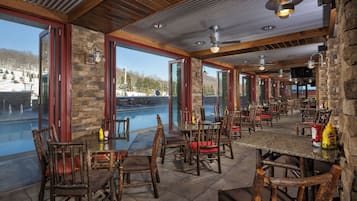 2 restaurantes, se sirven desayunos, comidas, cenas y cocina americana