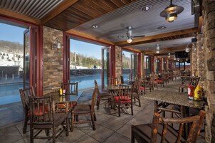 2 restaurants; breakfast, lunch, and dinner served