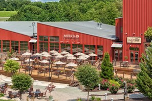 2 restaurants, breakfast, lunch, dinner served; American cuisine 