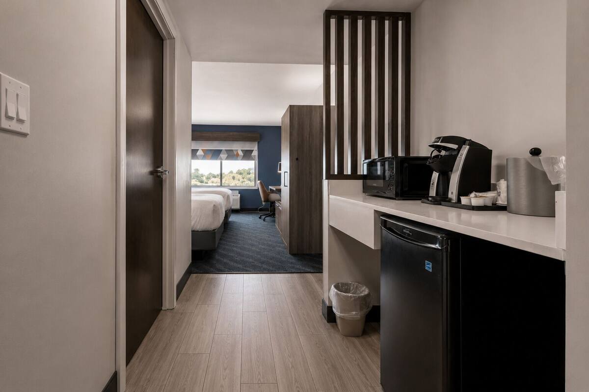 Phòng Suite, 2 giường cỡ queen | Màn/rèm cản sáng, bàn ủi/dụng cụ ủi quần áo