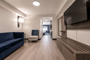 TV - Holiday Inn Express Hotel & Suites Niagara Falls by IHG (Niagara Falls)