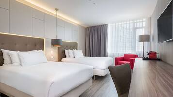 Minibar, safe på rommet, skrivebord og lydisolert