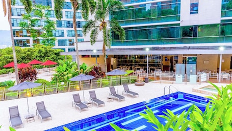 Outdoor pool, pool umbrellas, sun loungers