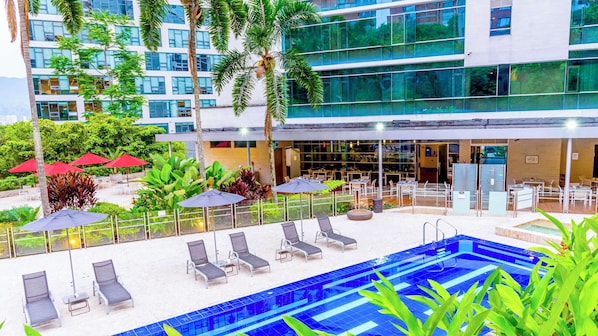 Outdoor pool, pool umbrellas, pool loungers - NH Collection Medellín Royal (Medellín)