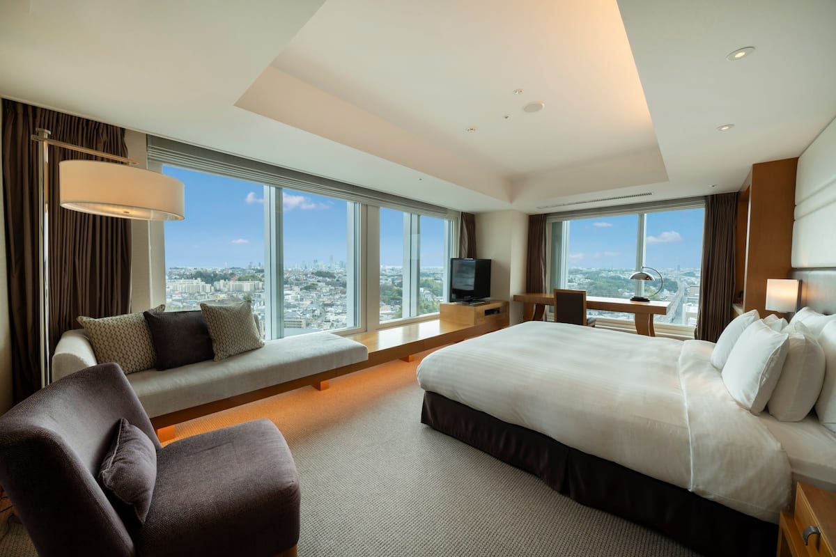 Down duvets, in-room safe, desk, blackout curtains