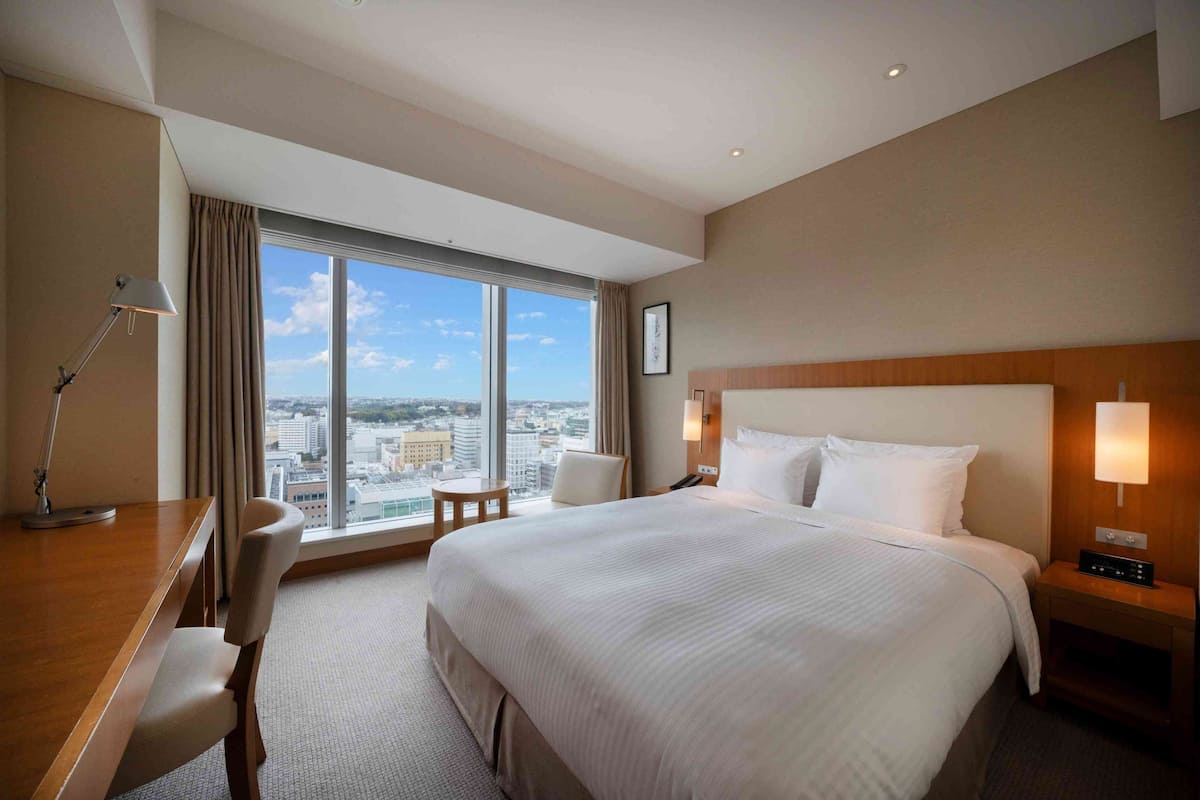 Down duvets, in-room safe, desk, blackout curtains
