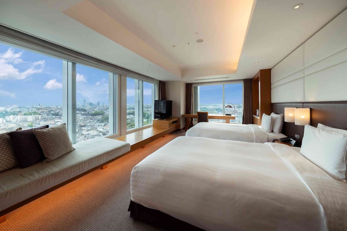 Down duvets, in-room safe, desk, blackout curtains
