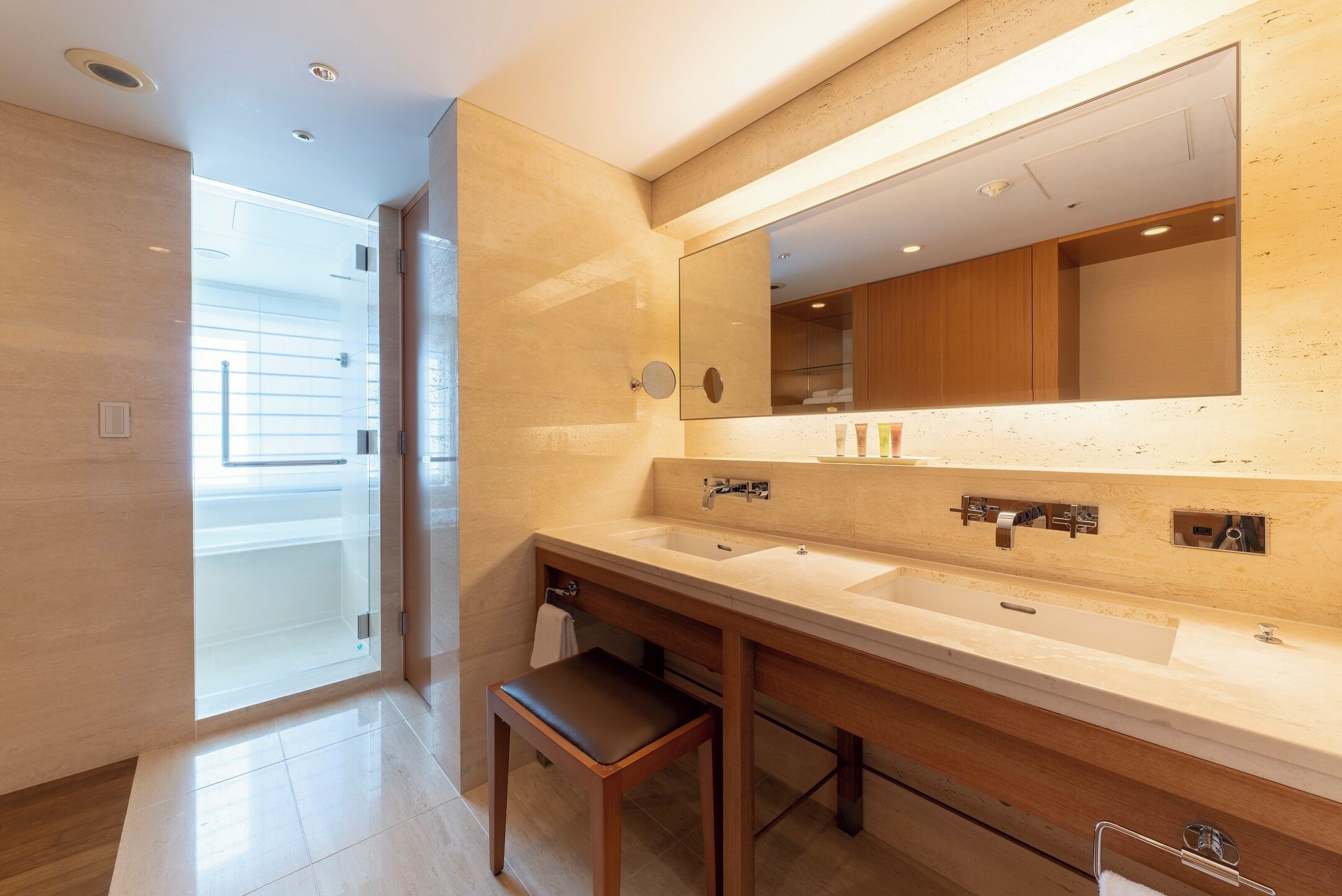 Combined shower/tub, deep soaking tub, free toiletries, hair dryer