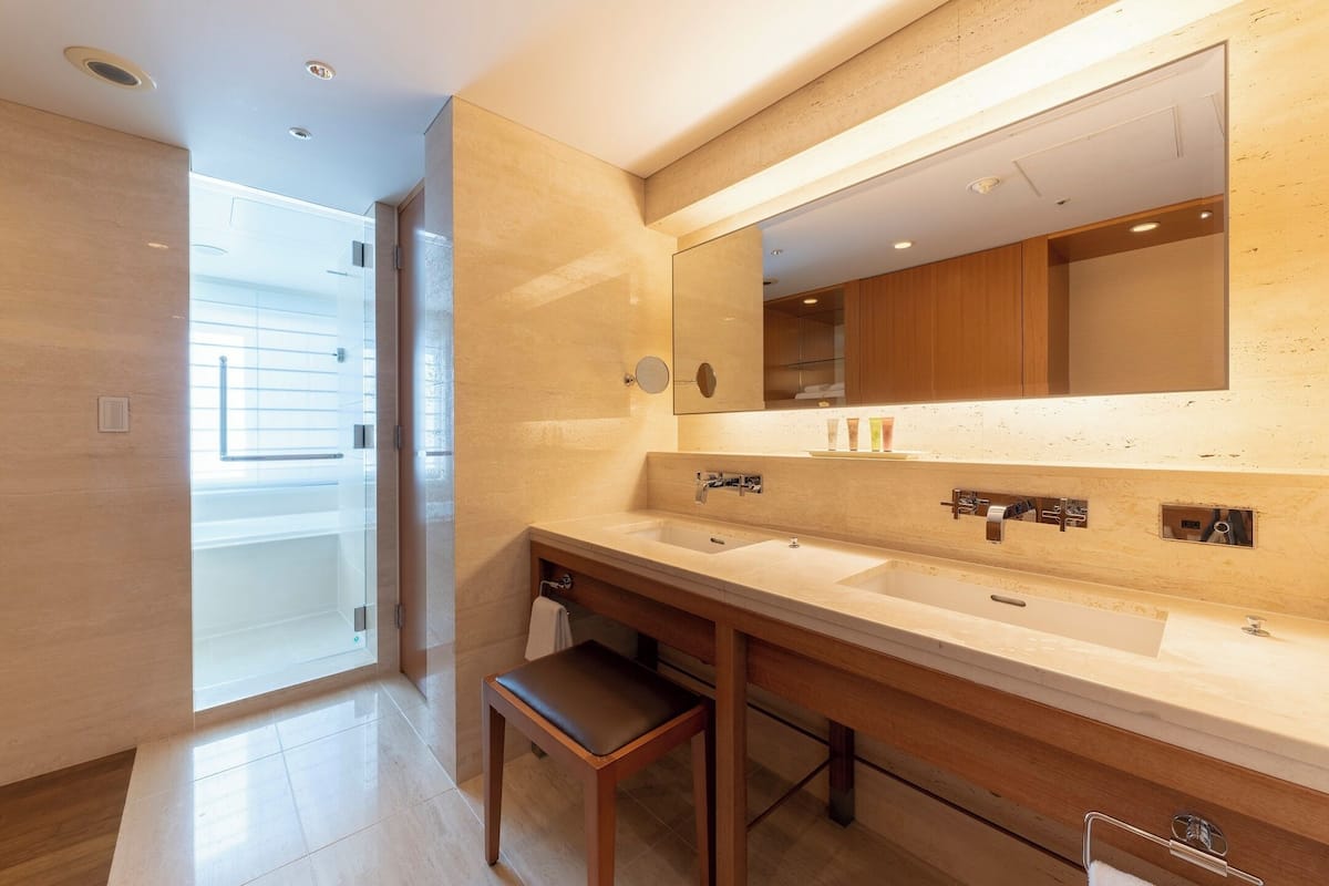 Combined shower/bathtub, deep-soaking bathtub, free toiletries
