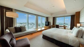 Executive King, Non-smoking | Down comforters, in-room safe, desk, blackout drapes