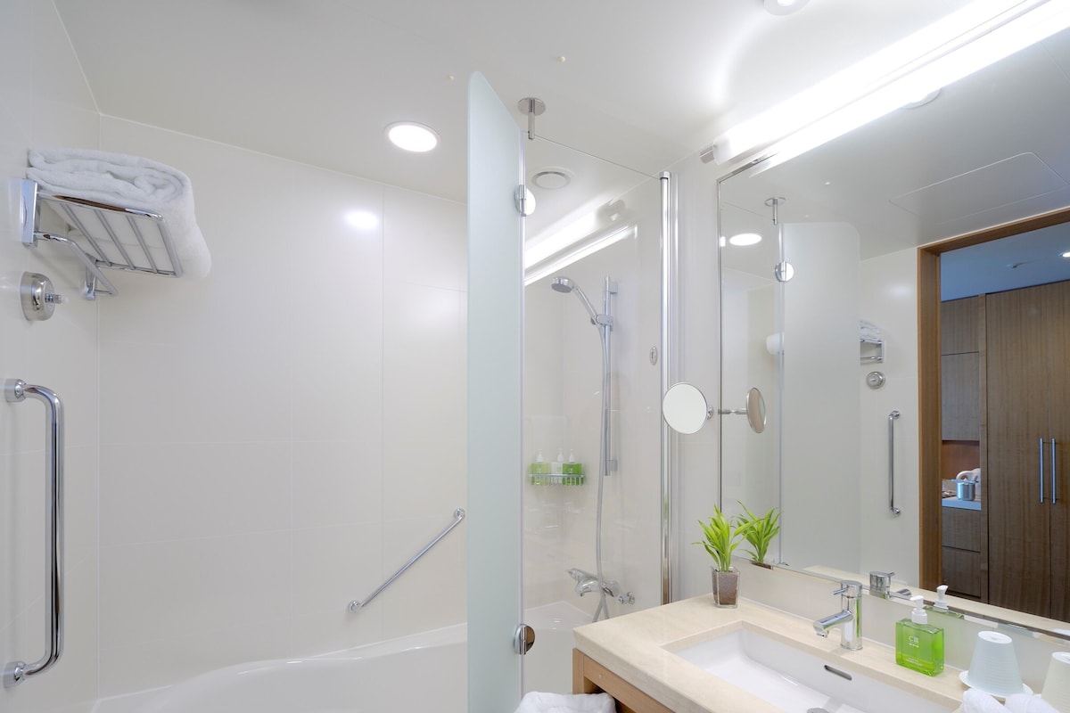 Combined shower/tub, deep soaking tub, free toiletries, hair dryer