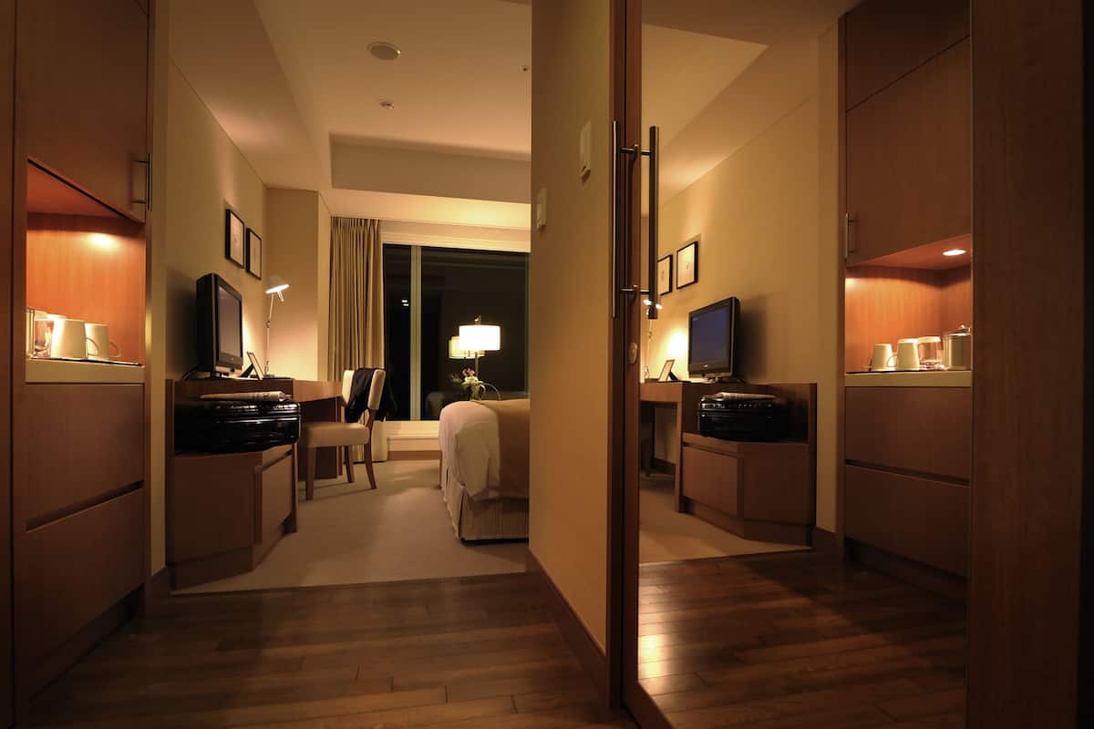 run of the house, non-smoking | down duvets, in-room safe, desk, blackout curtains