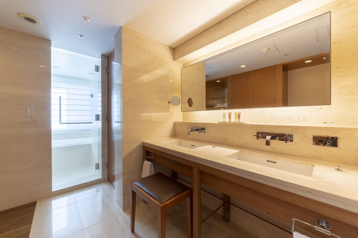 combined shower/bathtub, deep-soaking bathtub, free toiletries