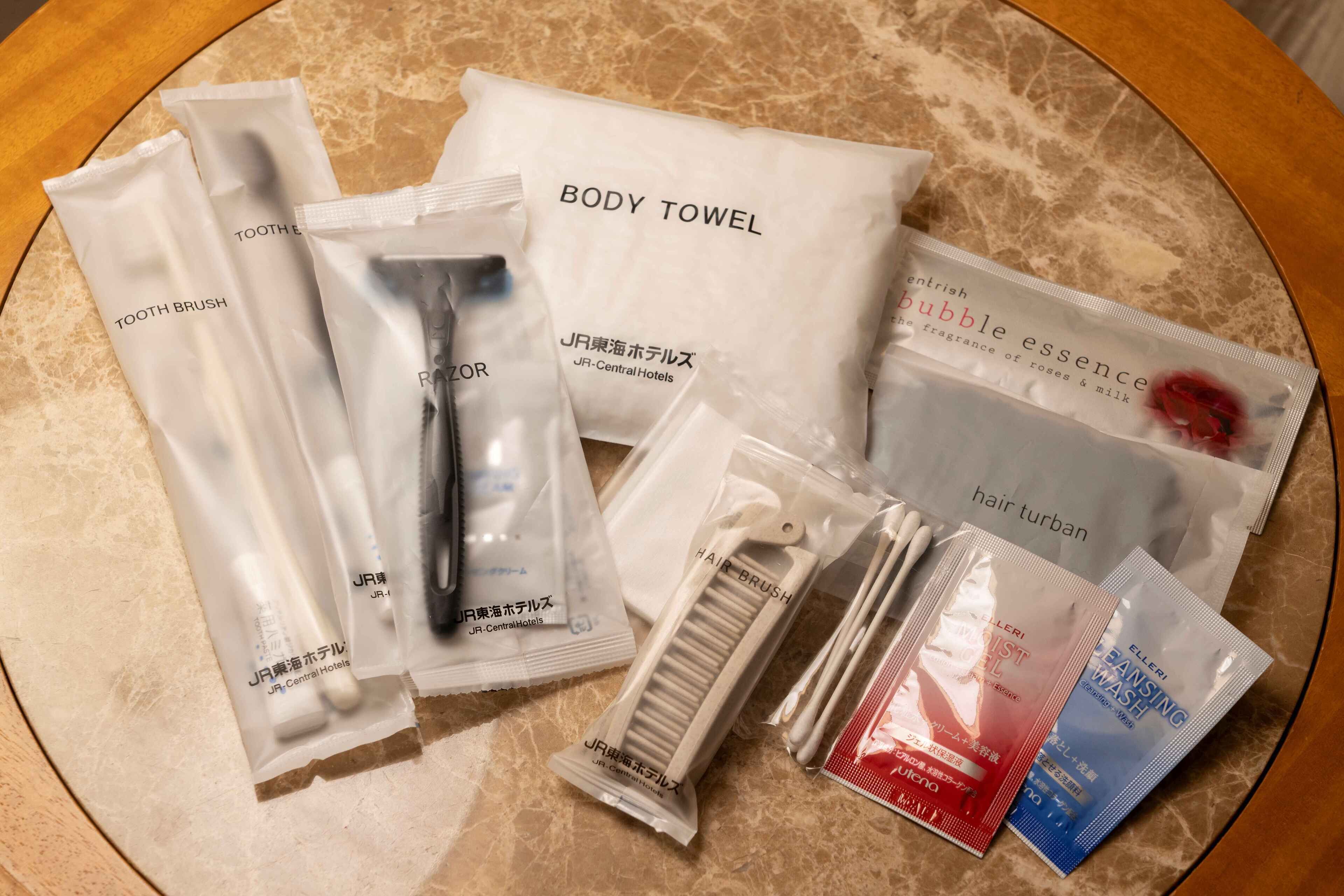 combined shower/bathtub, deep-soaking bathtub, free toiletries