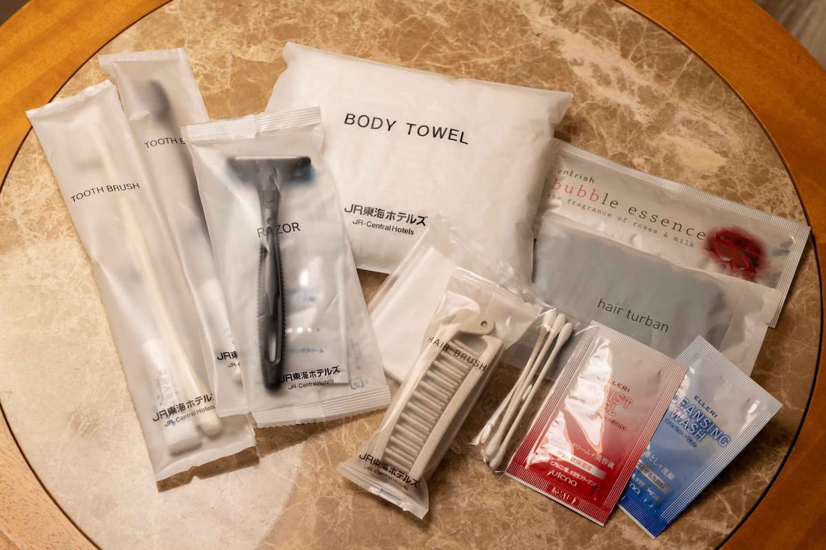 combined shower/bathtub, deep-soaking bathtub, free toiletries