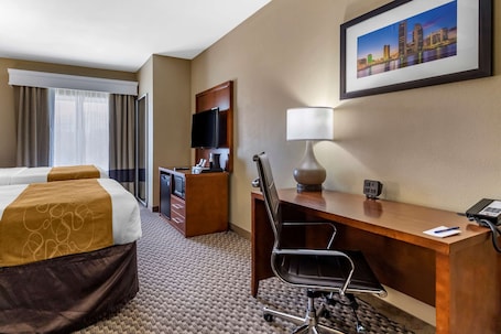 Pillowtop beds, desk, iron/ironing board, free WiFi. Comfort Suites Near Texas A&M University - Corpus Christi