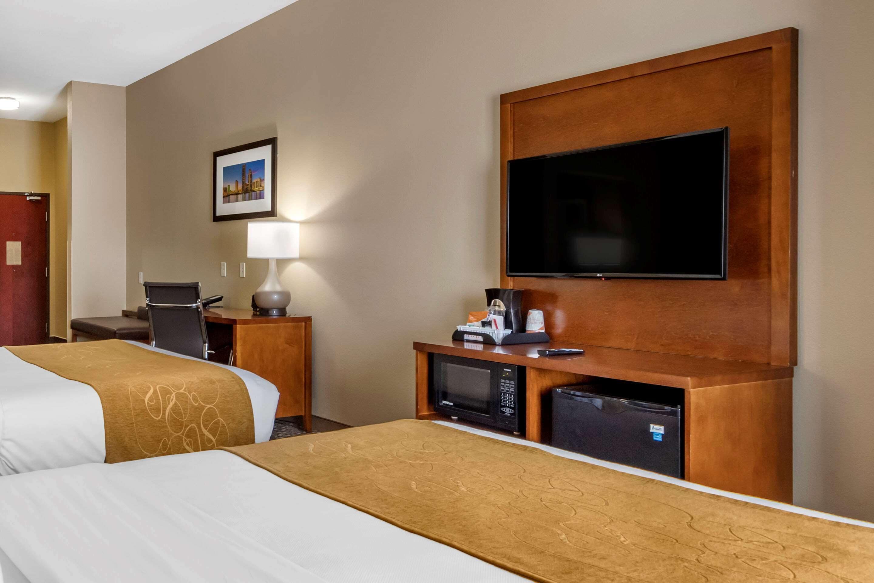 suite, multiple beds, accessible, non smoking | pillow-top beds, desk, iron/ironing board, free wifi