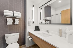Combined shower/bathtub, free toiletries, hair dryer, towels - Spark by Hilton Houston Hobby Airport (Houston)