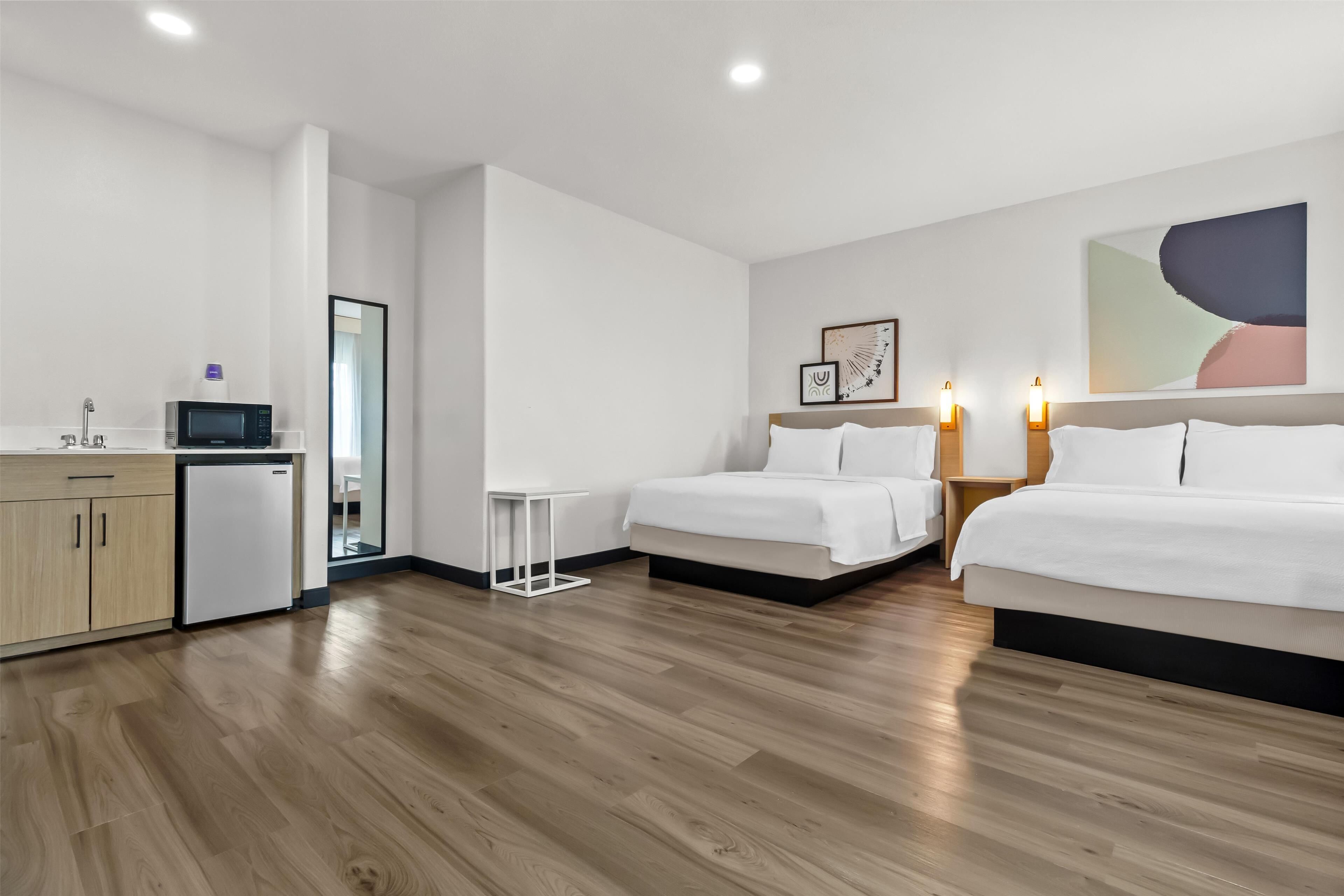 Habitación, 2 camas Queen size (Mobility & Hearing, Roll-in Shower) | Minibar