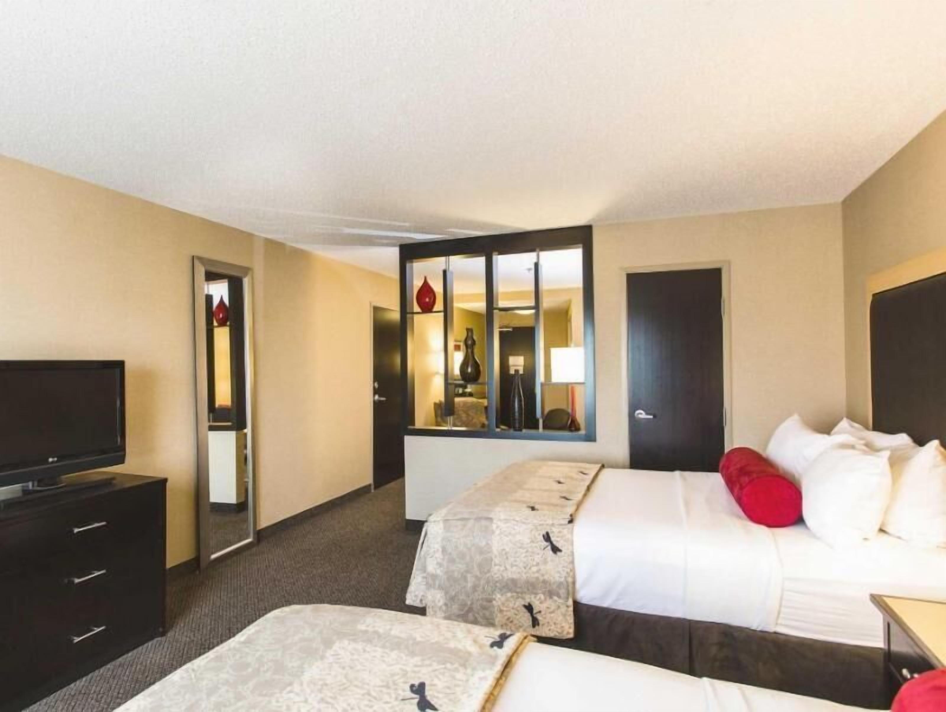 Luxe beddengoed, een bureau, een laptopwerkplek