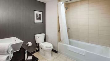 Un baño moderno con lavamanos, inodoro, bañera y cortina de ducha.
