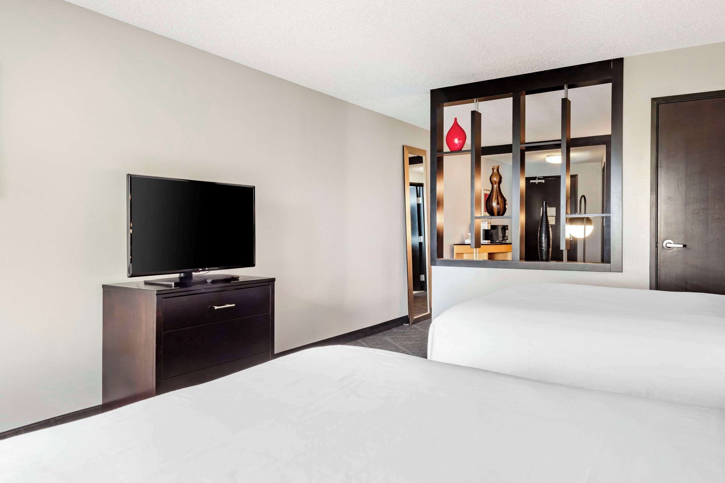 Luxe beddengoed, een bureau, een laptopwerkplek