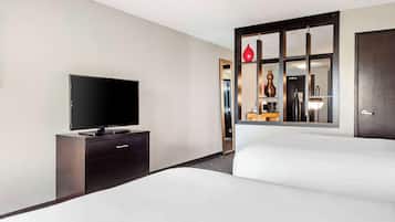 Luxe beddengoed, een bureau, een laptopwerkplek
