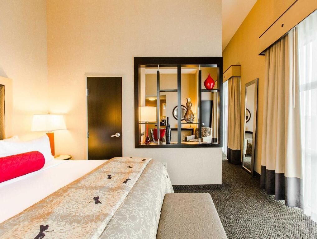 Luxe beddengoed, een bureau, een laptopwerkplek