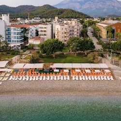 Playa privada, camastros, sombrillas y toallas de playa