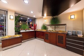 供应早餐、午餐和晚餐，室外就餐