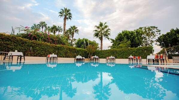 Outdoor pool, pool loungers