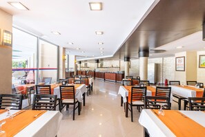 Breakfast, lunch, dinner served; al fresco dining  - Viking Nona Beach (Kemer)