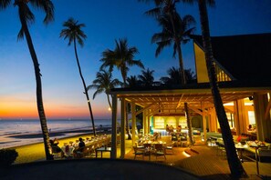 2 か所のレストラン : 朝食、ランチ、ディナー、ブランチに営業
