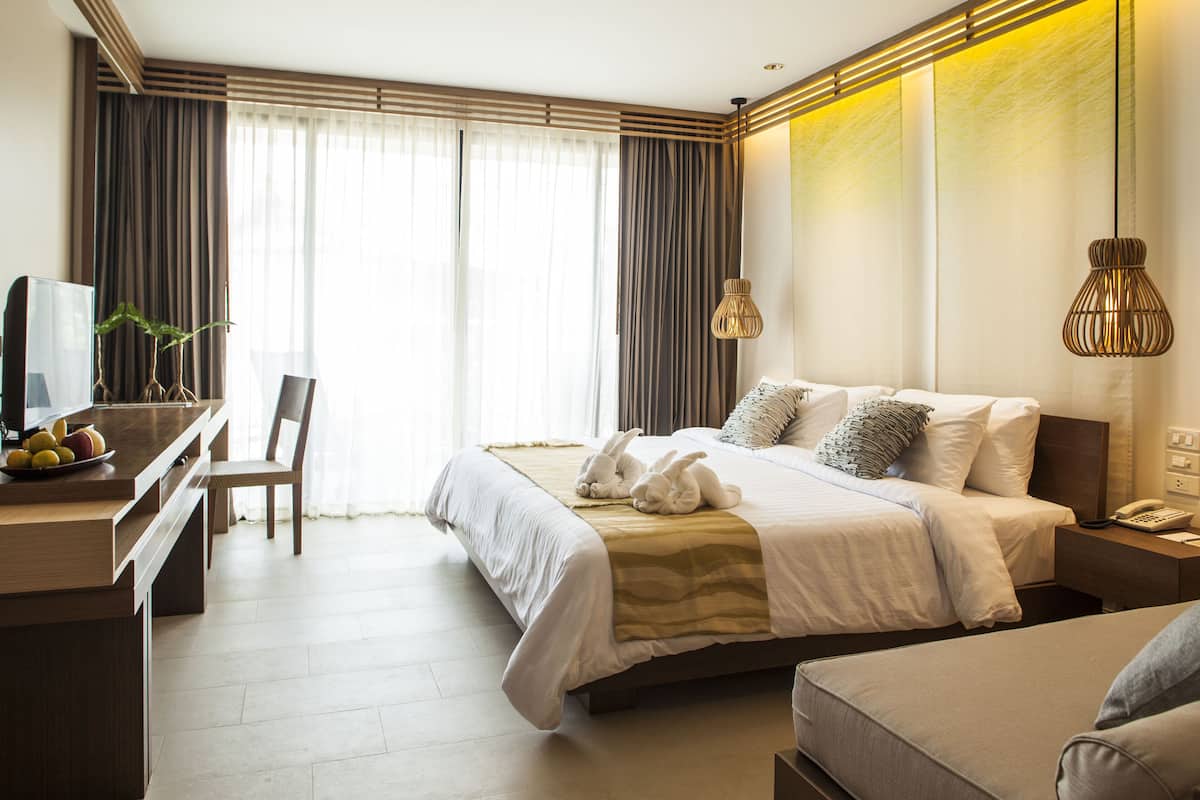 Jacuzzi Deluxe - Hillside | Minibar, coffre-fort pour ordinateur portable, rideaux dâobscurcissement