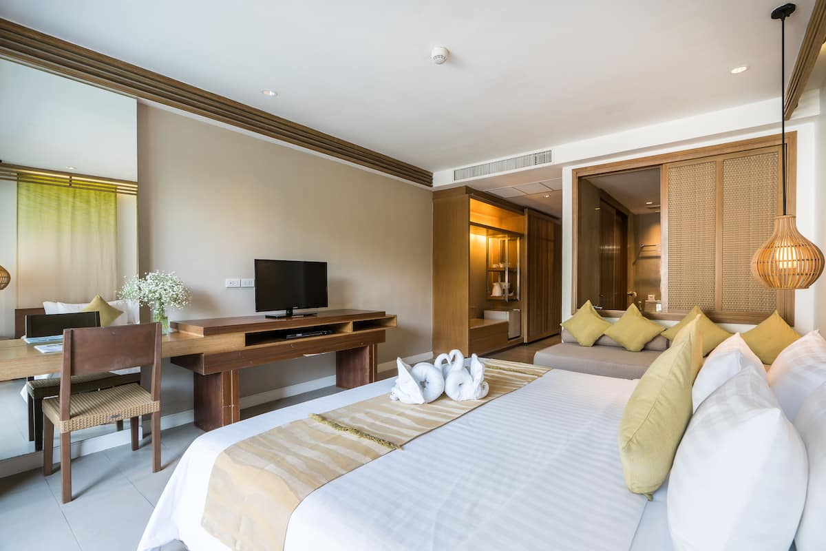 Pool View Jacuzzi Deluxe - Hillside | Minibar, coffre-fort pour ordinateur portable, rideaux dâobscurcissement