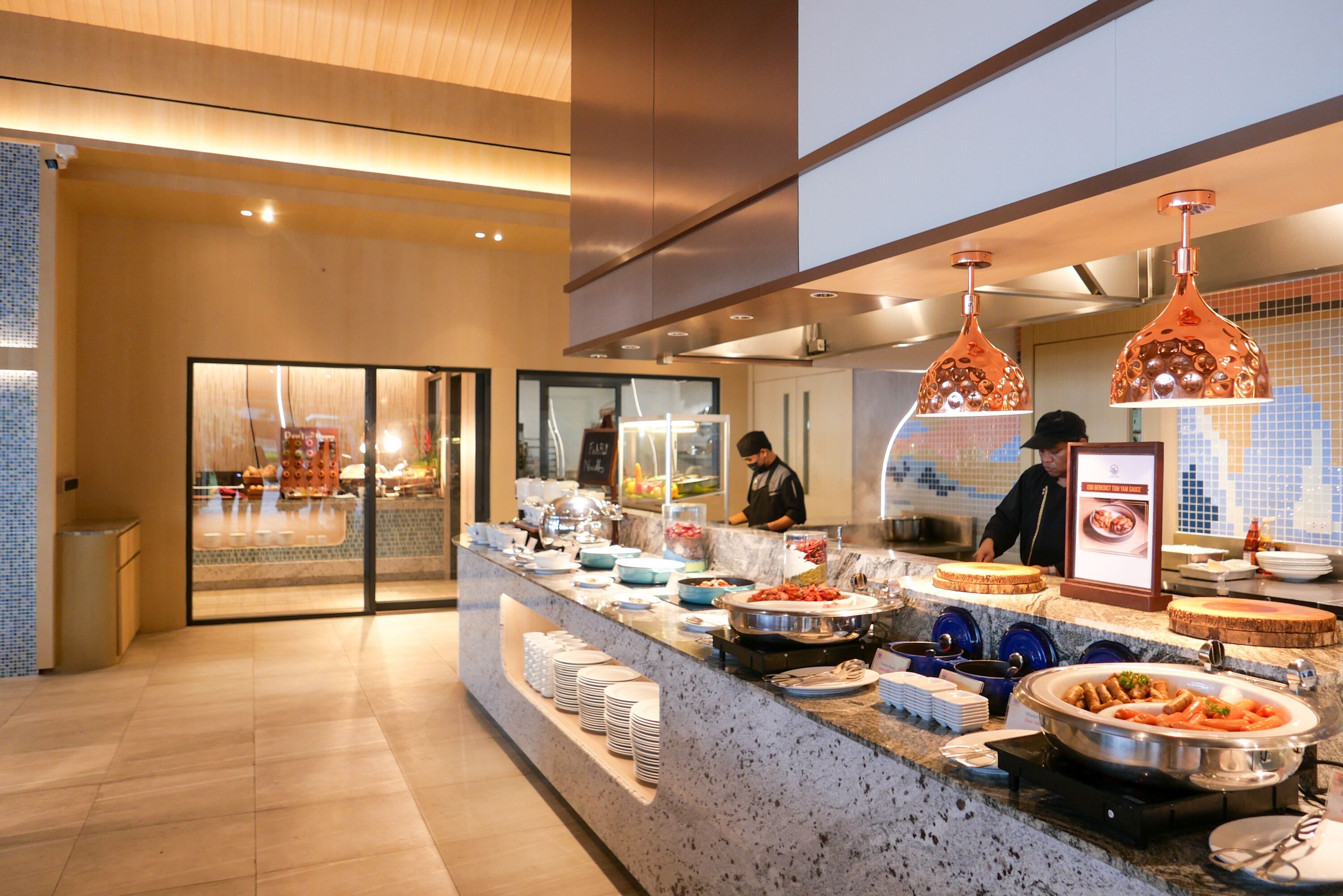 2 restaurants, breakfast, lunch, dinner served; international cuisine