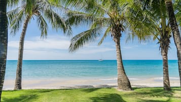 Plage privée, sable blanc, chaises longues, parasols