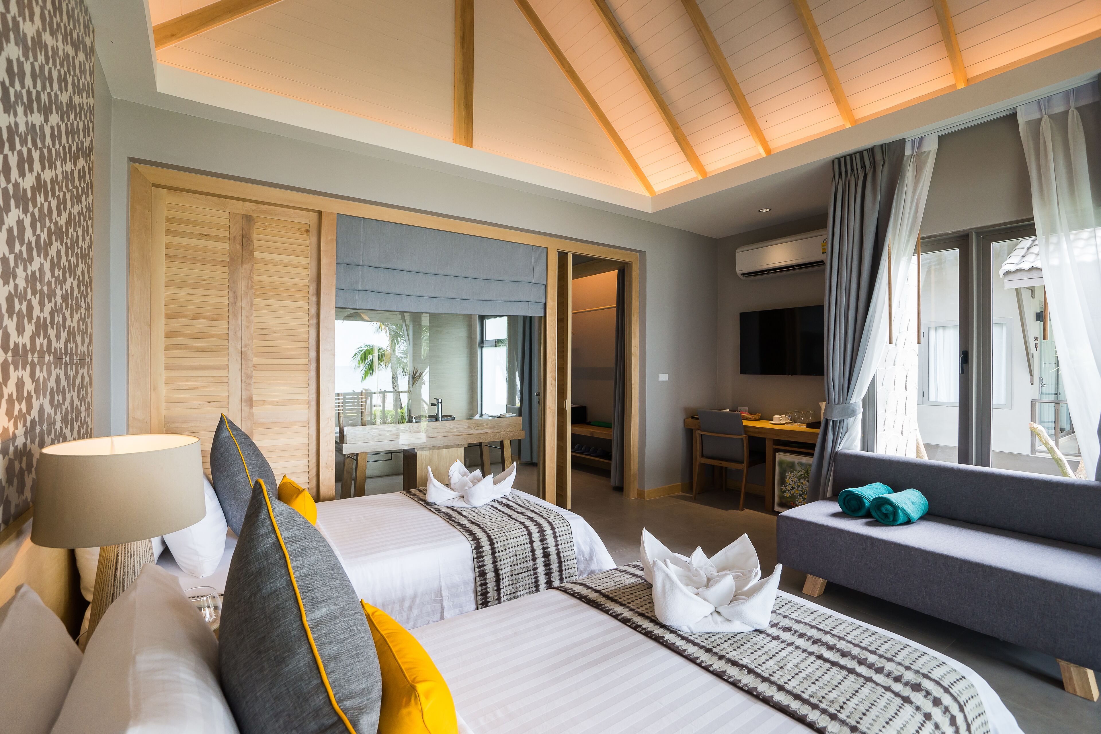 Beachfront Deluxe Villa | Een minibar, een kluis op de kamer, verduisterende gordijnen