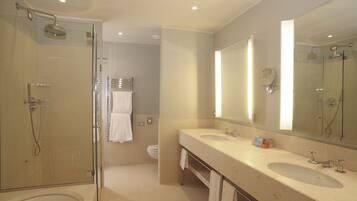 Komfortbadewanne, Regendusche, umweltfreundliche Kosmetikartikel