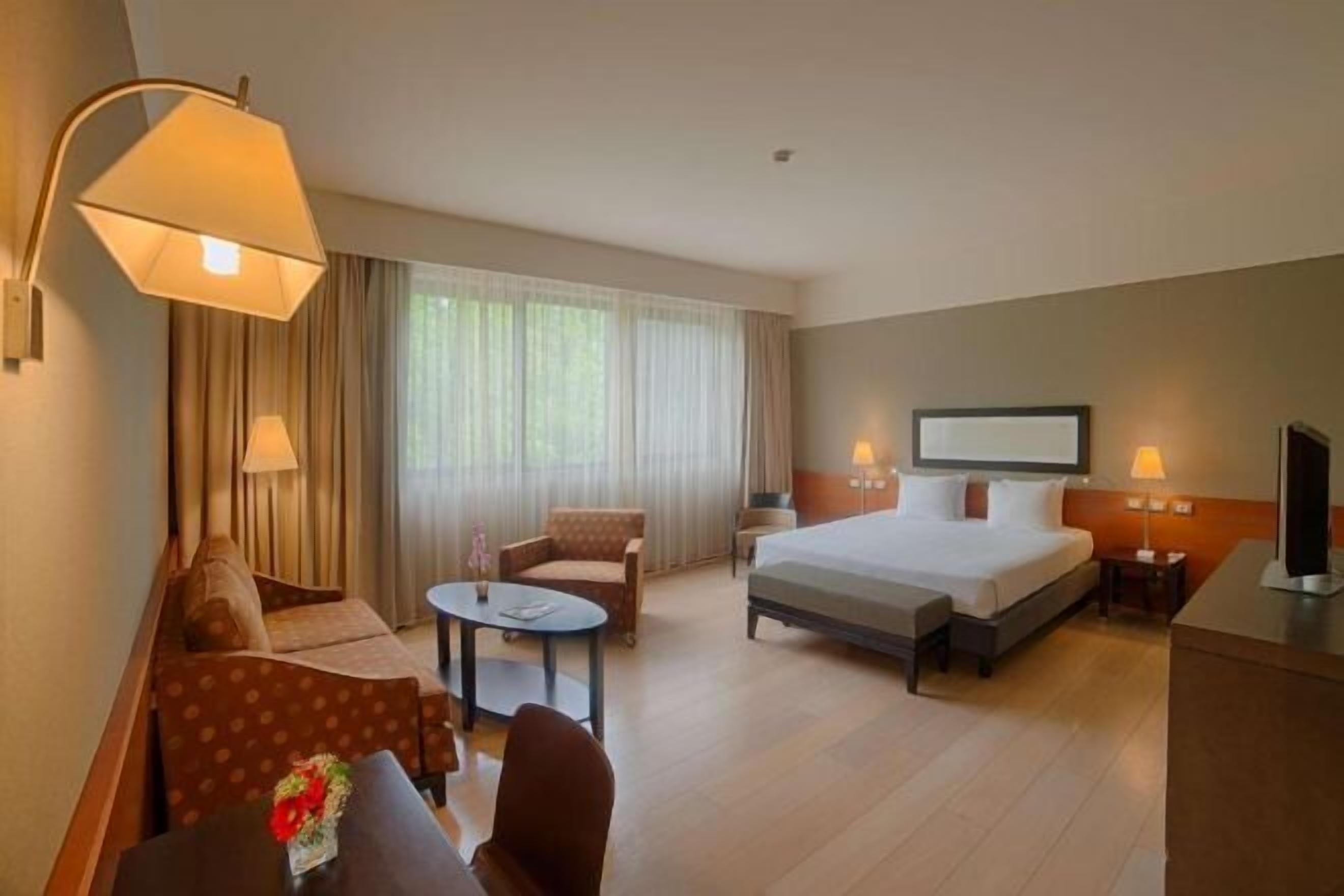 Edredón, minibar, caja de seguridad en la habitación y escritorio 