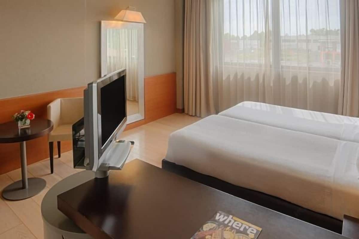 Donsdekens, een minibar, een kluis op de kamer, een bureau