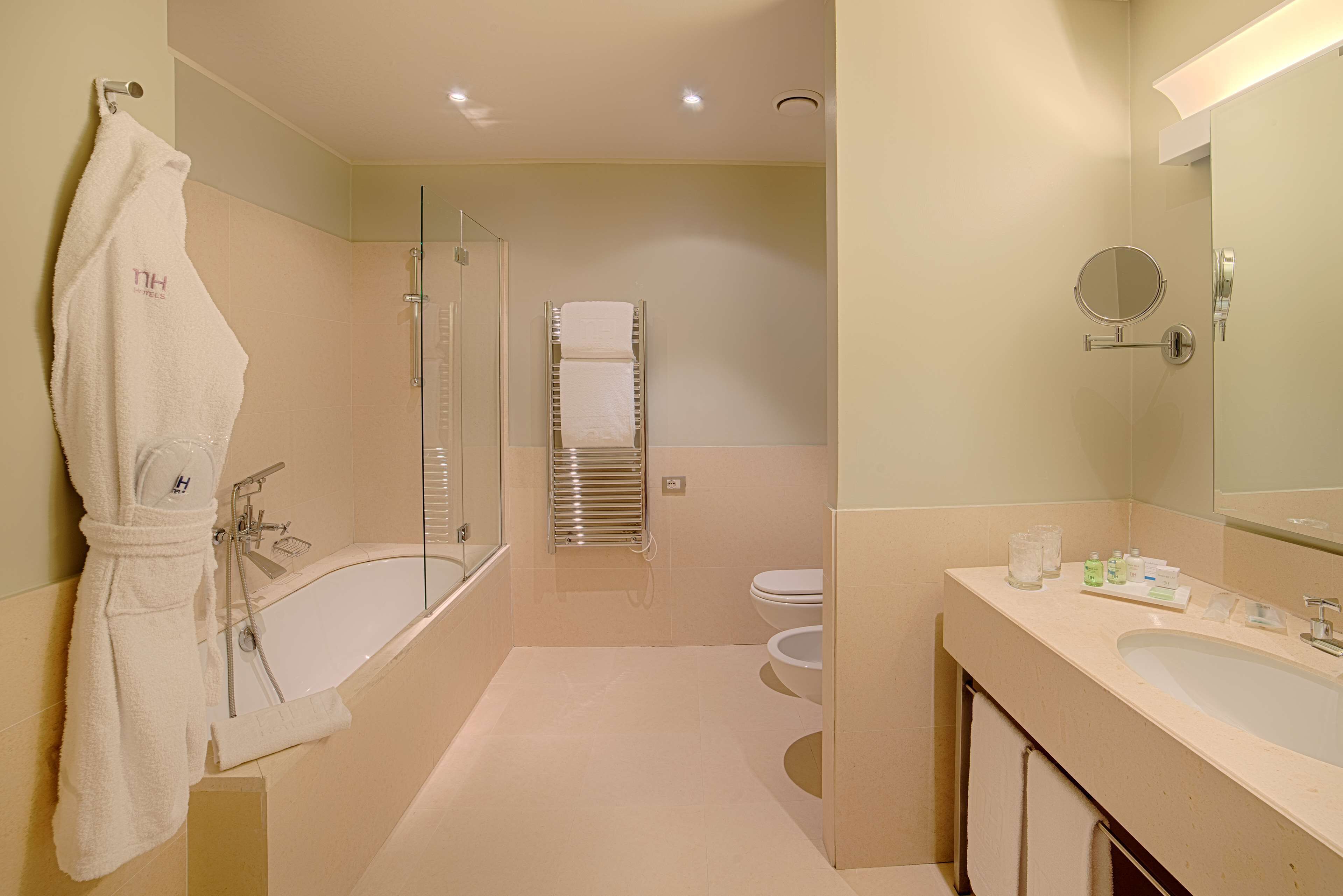 Ein modernes Badezimmer mit Badewanne, Toilette und Waschbecken.