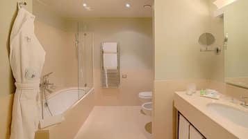 Ein modernes Badezimmer mit Badewanne, Toilette und Waschbecken.