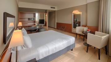 Chăn bông, minibar, két bảo mật tại phòng, bàn