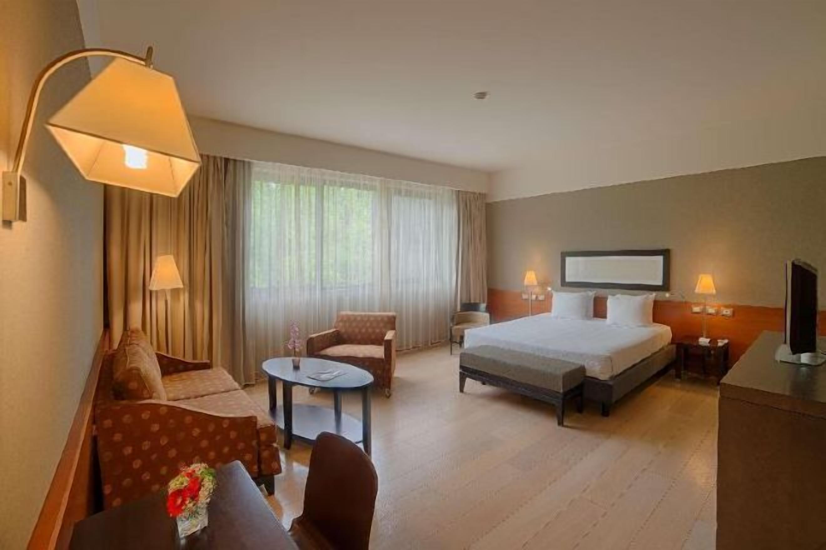 ألحفة محشوة بالريش وميني بار وخزنة داخل الغرفة ومكتب