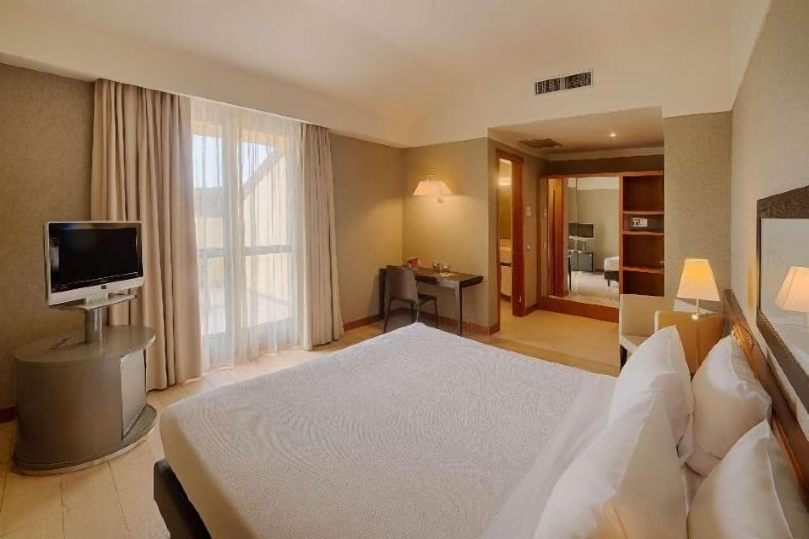 Edredón, minibar, caja de seguridad en la habitación y escritorio 