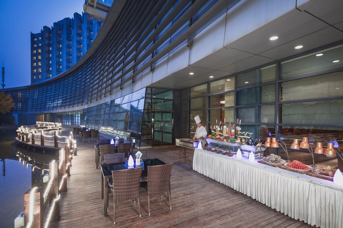 3 restaurants, breakfast served