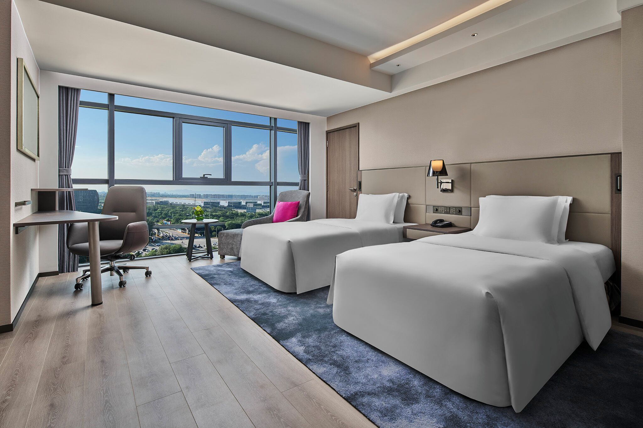 Hochwertige Bettwaren, Minibar, Zimmersafe, Schreibtisch